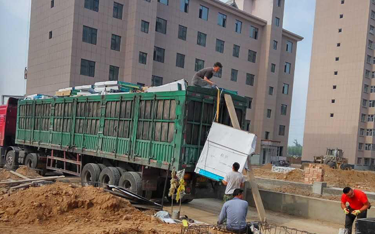 忻州市中海建嘉苑二區(qū)項目部工地防火門卸車作業(yè)圖片