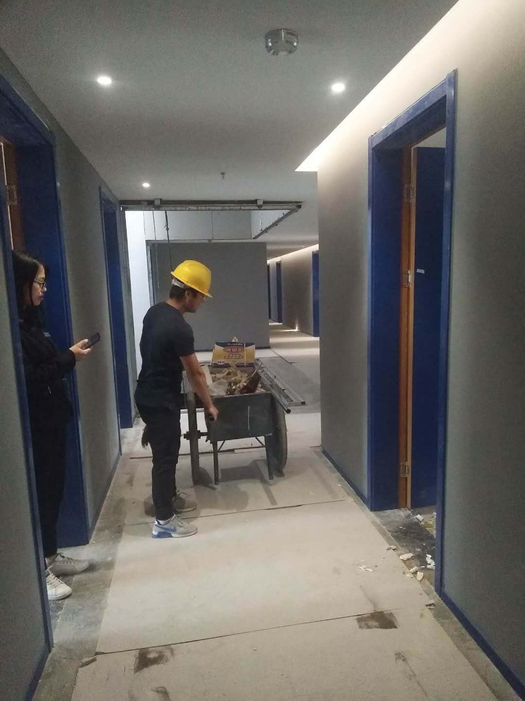 2018年5月6日工師傅們在實(shí)施***后一道工序打膠并打掃衛(wèi)生。