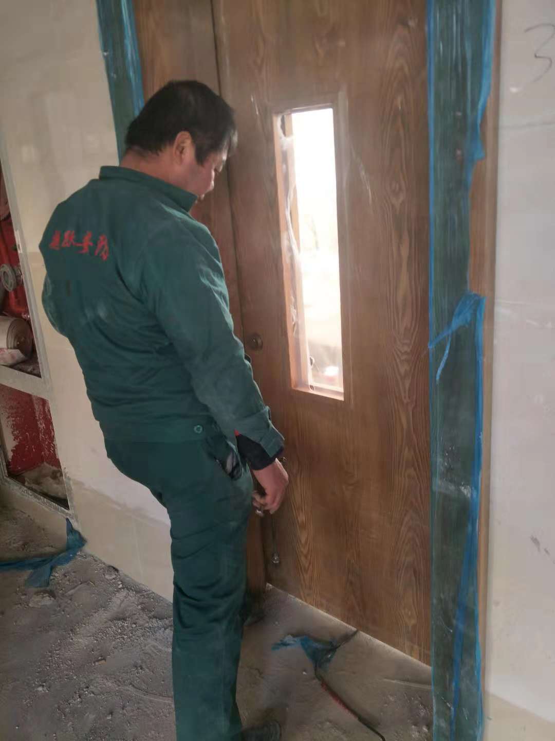 2018年11月19日39中進(jìn)戶門(mén)安裝現(xiàn)場(chǎng)